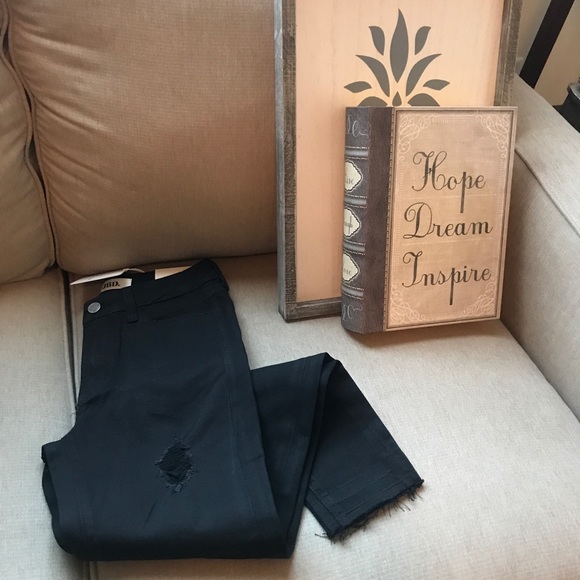 ⤵️ 2 left!! Black Distressed Cropped Jeans - Picture 3 of 8